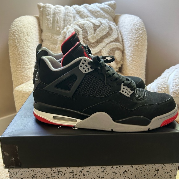 Jordan 4 Retro Bred (2019) - Picture 2 of 9